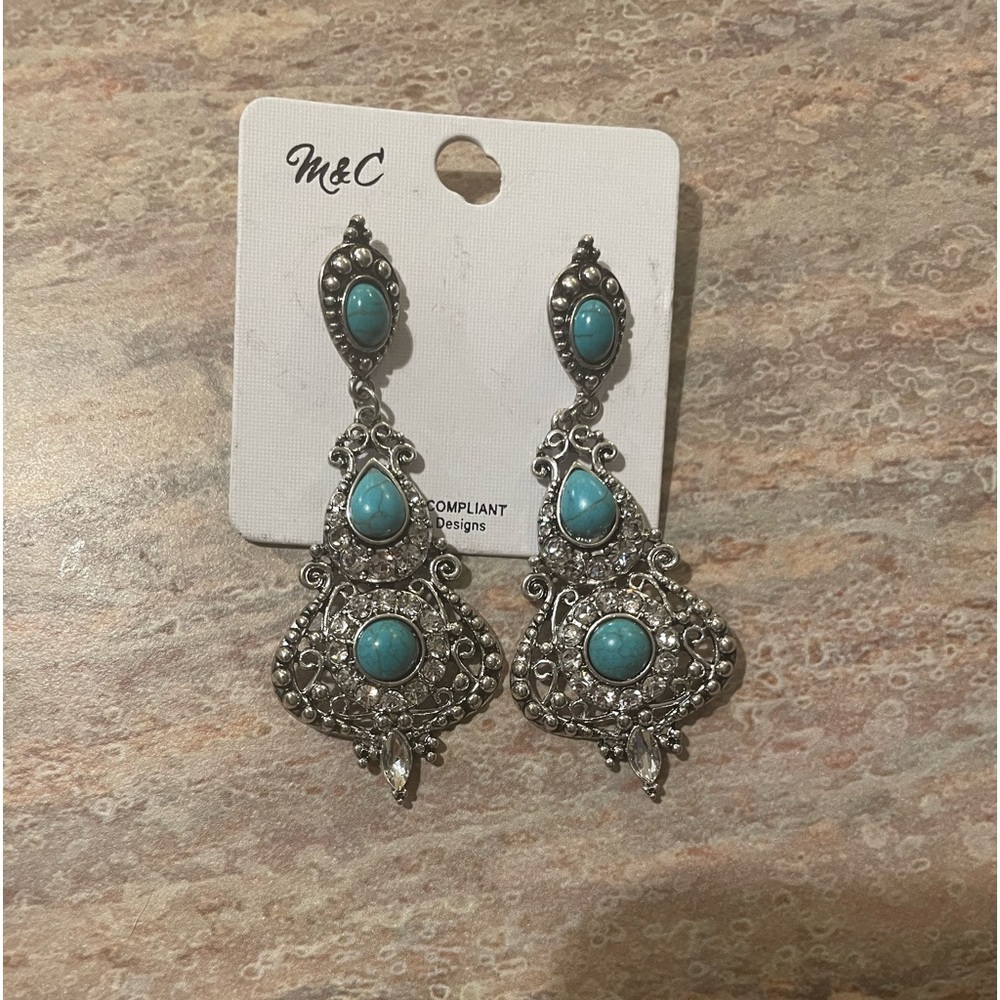 Pretty looking costume jewelry earrings
